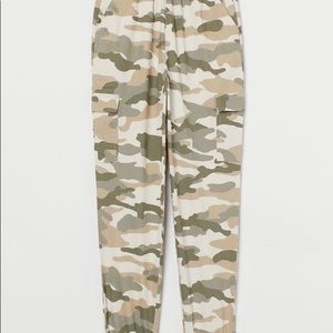 3/$25 👖 H&M | Twill Camo Cargo Joggers Women